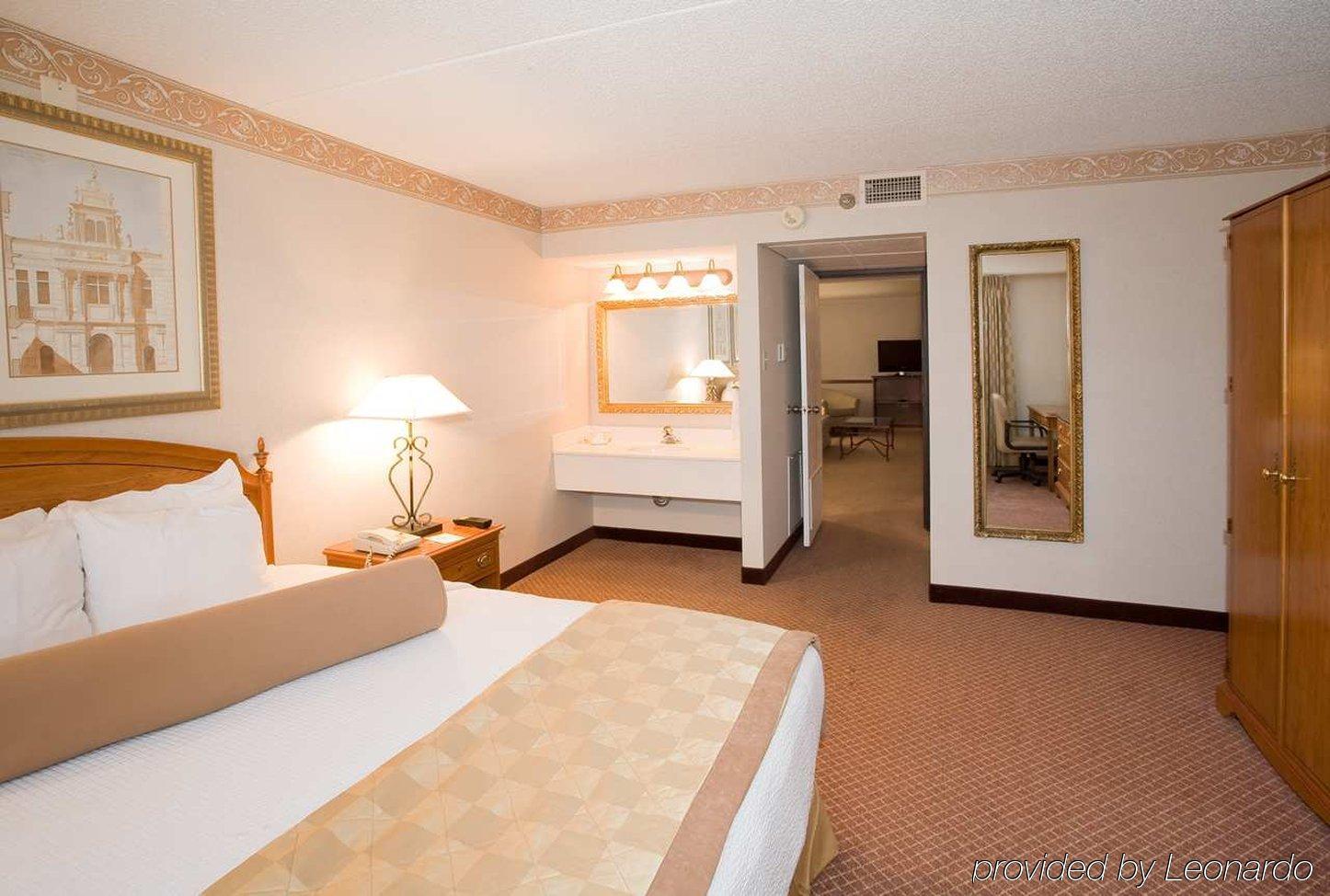 Embassy Suites By Hilton Chicago Schaumburg Woodfield Стая снимка