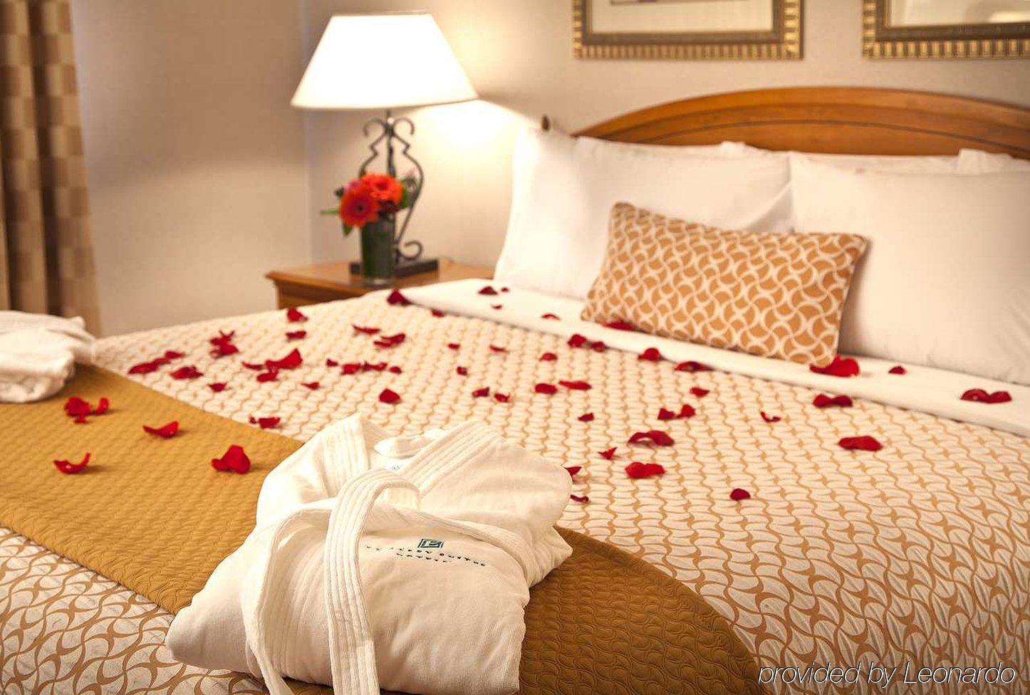 Embassy Suites By Hilton Chicago Schaumburg Woodfield Стая снимка
