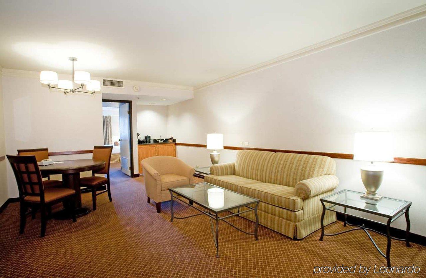 Embassy Suites By Hilton Chicago Schaumburg Woodfield Стая снимка